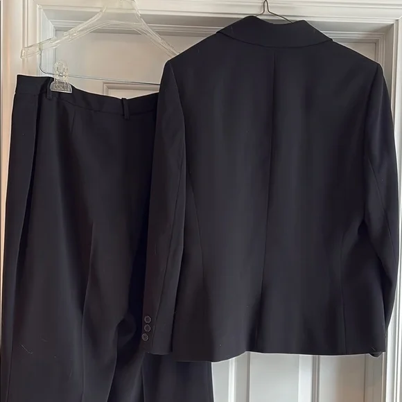 Kasper Classic Black Suit, sz 12, no alterations, gently worn - Picture 6 of 6